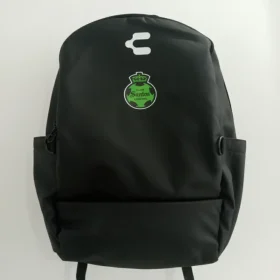 কালো Club Santos Laguna ব্যাকপ্যাক যার সামনে সবুজ লোগো রয়েছে